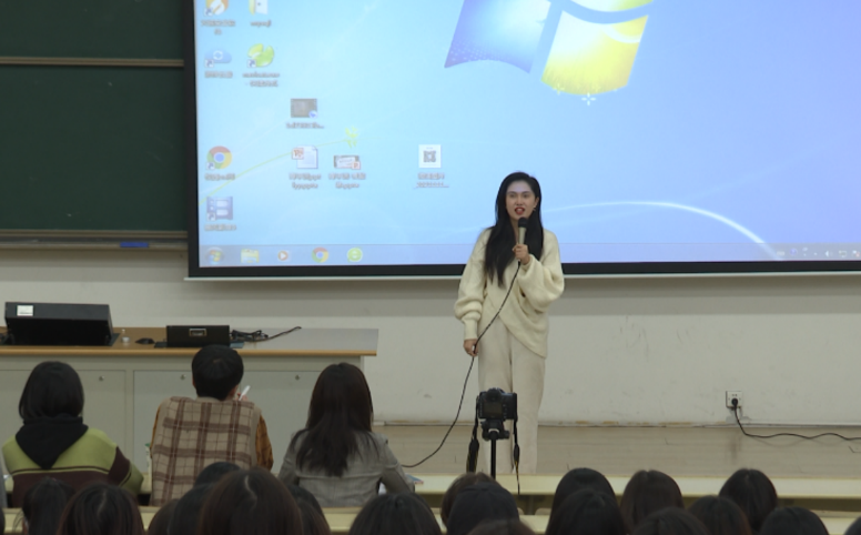 一群人站在电视前描述已自动生成